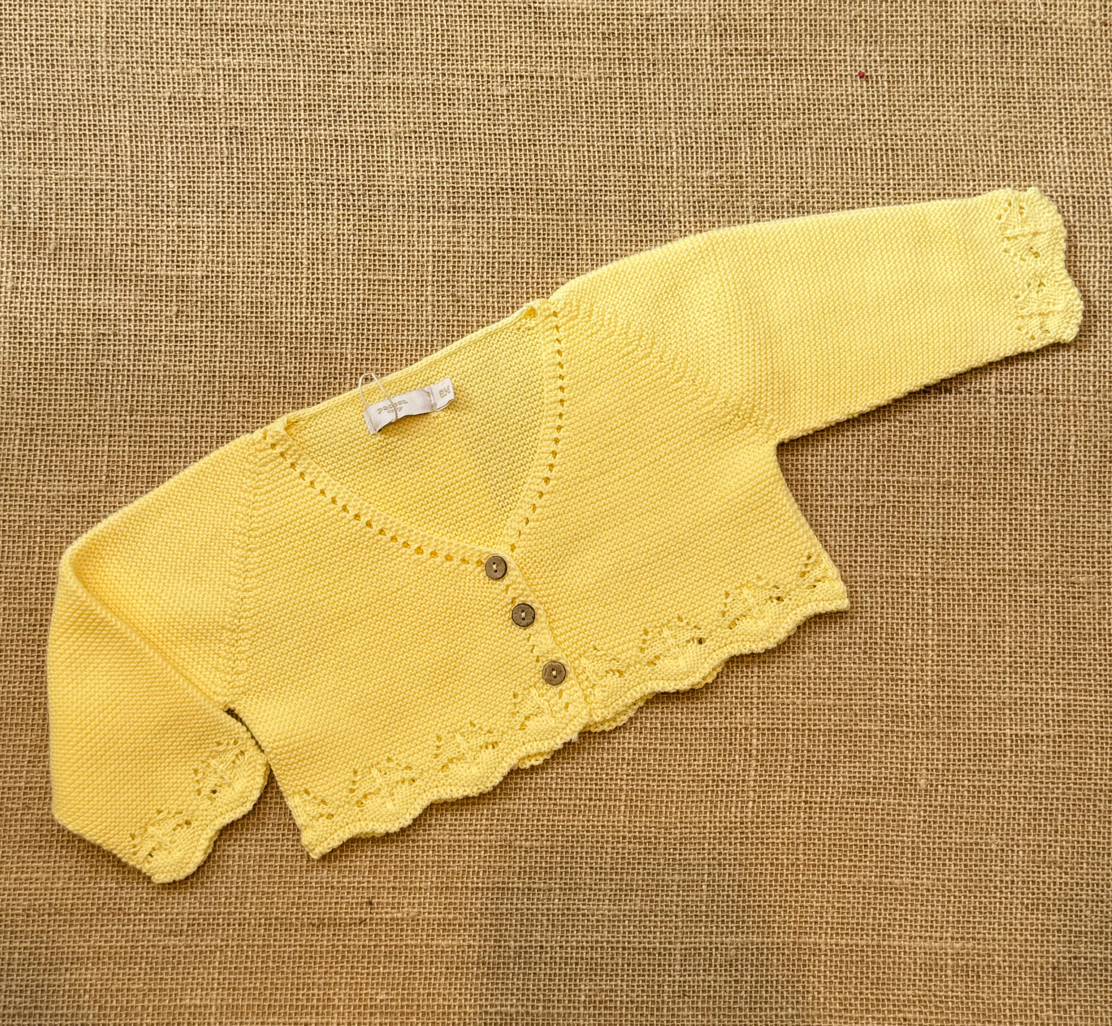 Chaqueta corta punto de algodón amarillo mantequilla