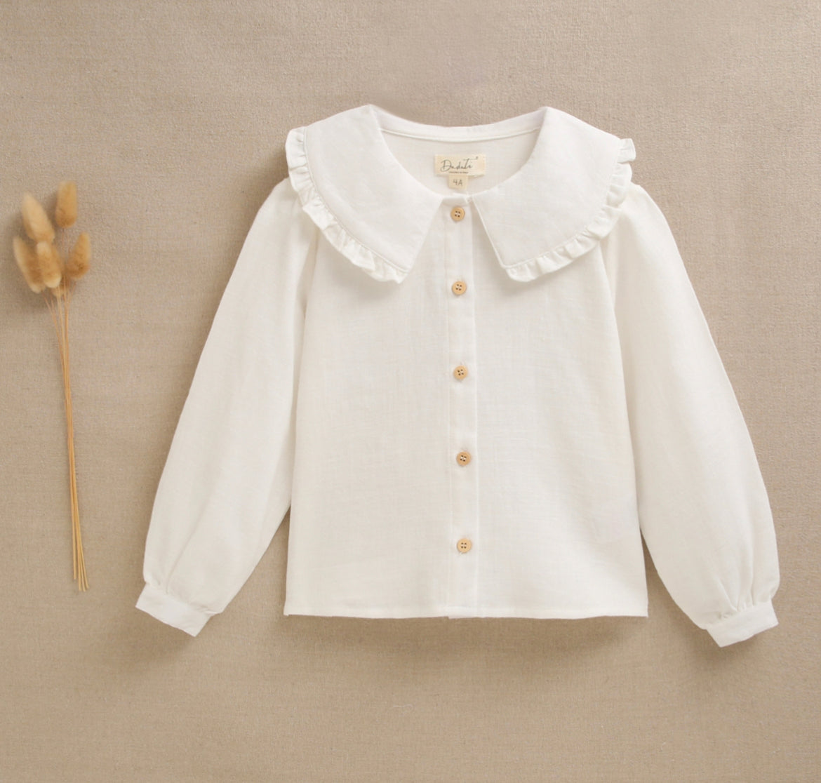 Blusa de niña blanca con cuello peter pan